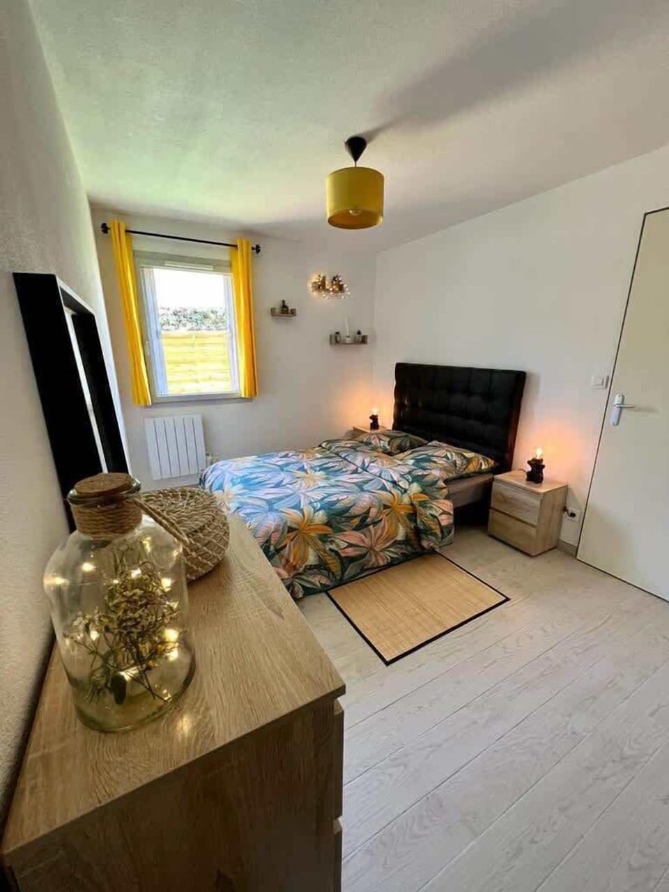 Chambre vue sous un autre angle avec rangements et lumière naturelle, Le Cozen Minimes