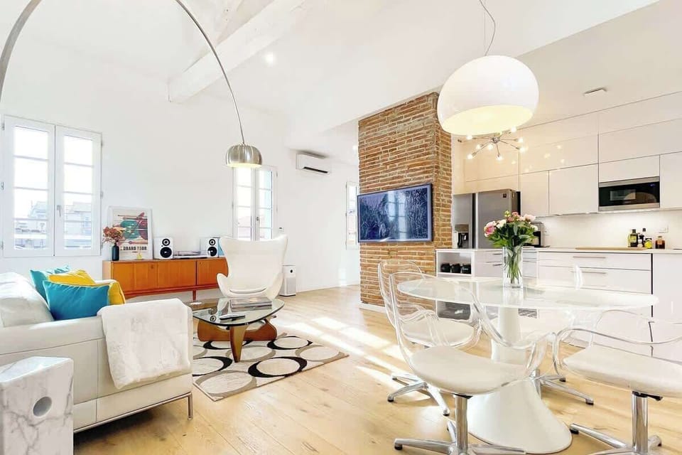 Located in a prime location of theCarmes district, a very bright living room with a view of the city of Toulouse and the historic district of "Les Carmes".  all the comfort in a design loft fully equipped for a comfortable stay in Toulouse.
