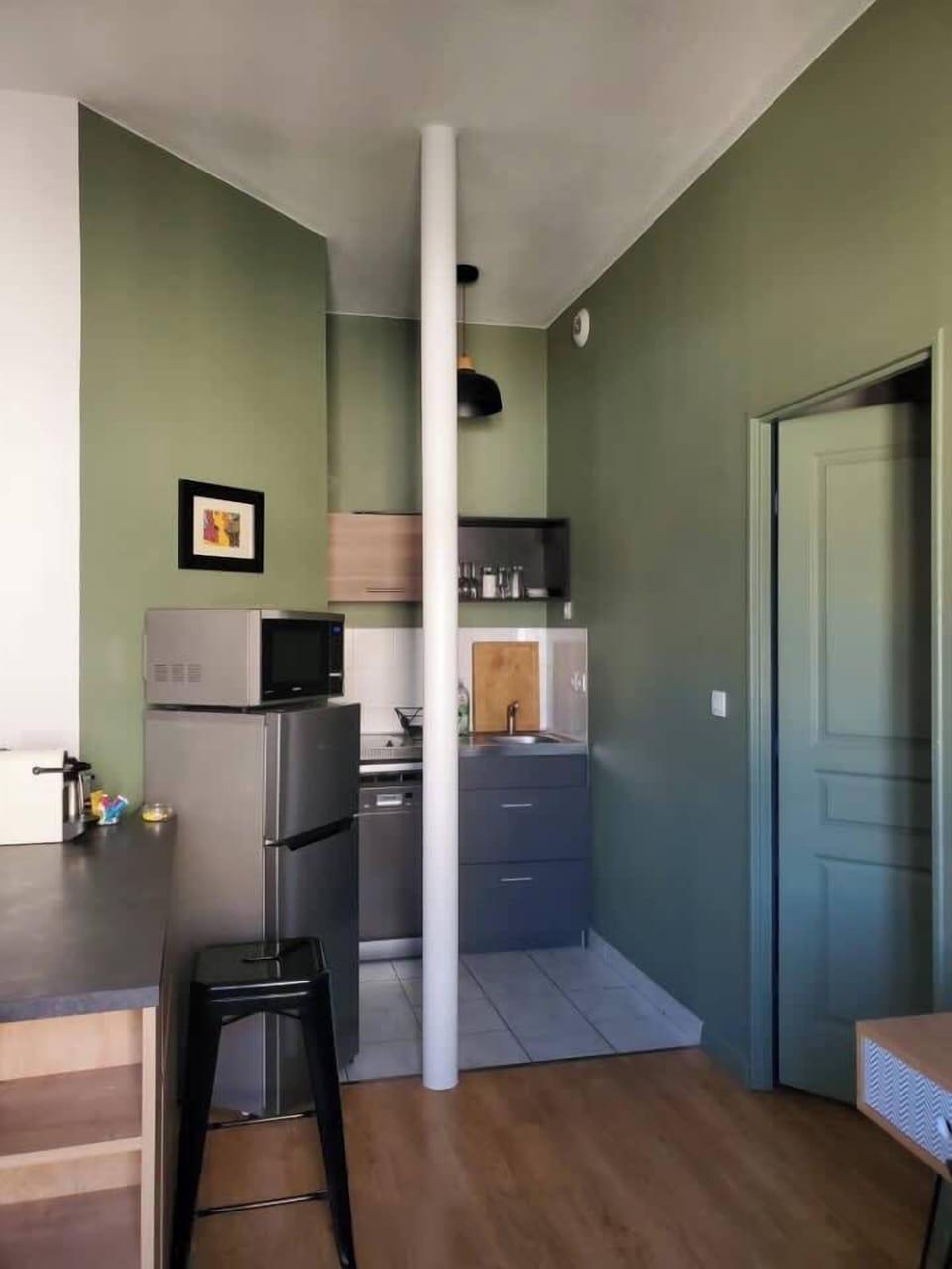 Kitchenette équipée avec réfrigérateur, plaques induction, micro-ondes et plan de travail, Le Saint-Aubin