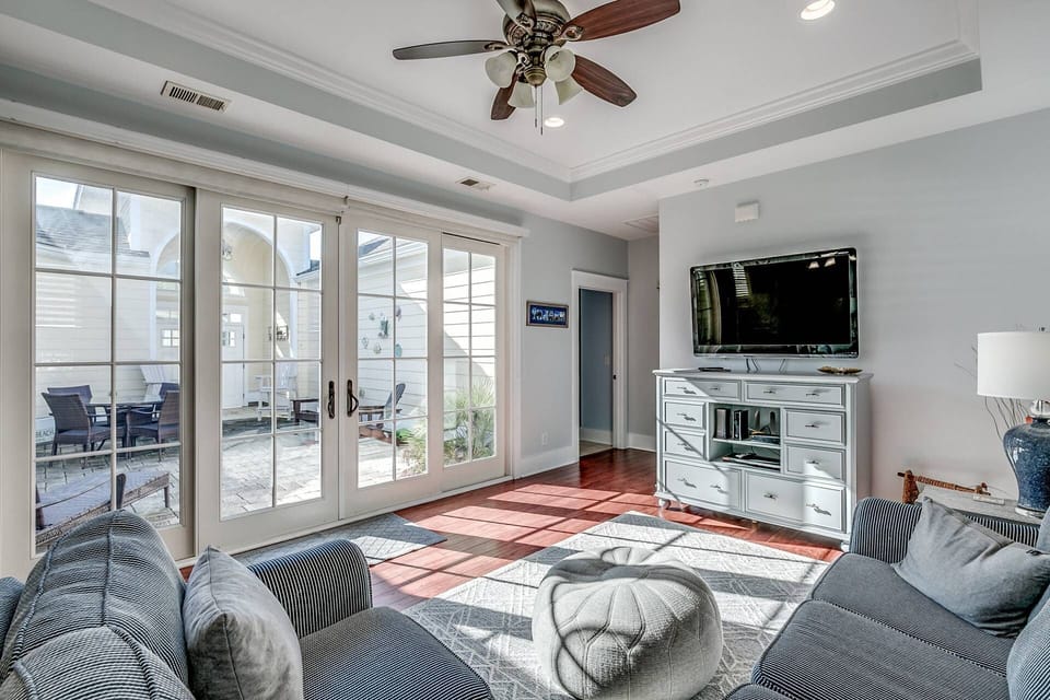 The living room has a door with direct access to the interior courtyard.