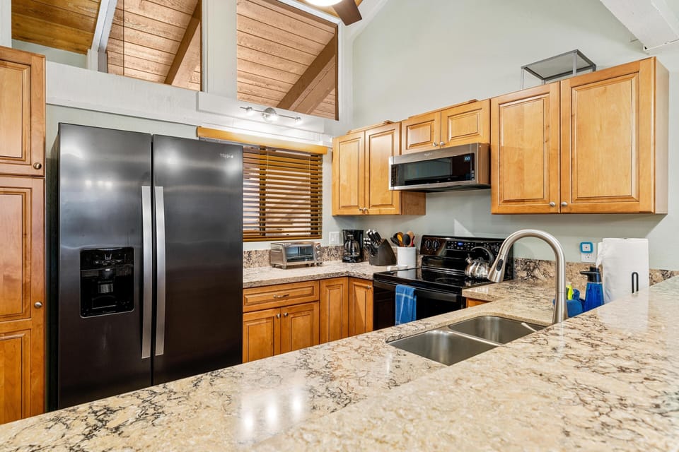 Condo, 3 Bedrooms | Private kitchen | Fridge, oven, coffee/tea maker, toaster