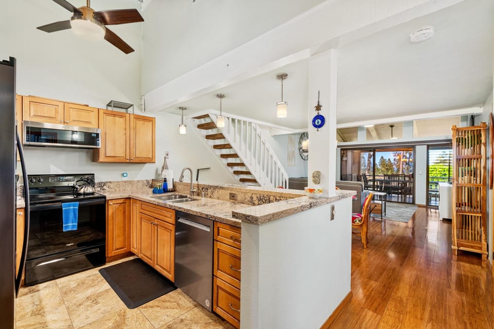 Condo, 3 Bedrooms | Private kitchen | Fridge, oven, coffee/tea maker, toaster