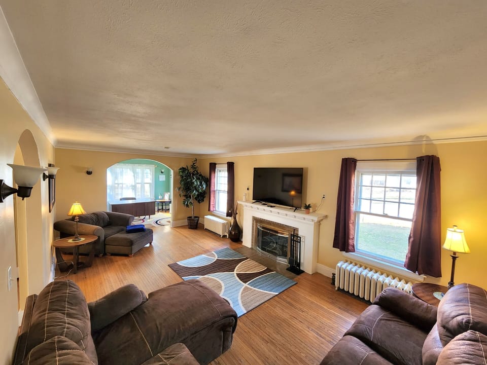 Huge Living Room, 65in Smart Tv