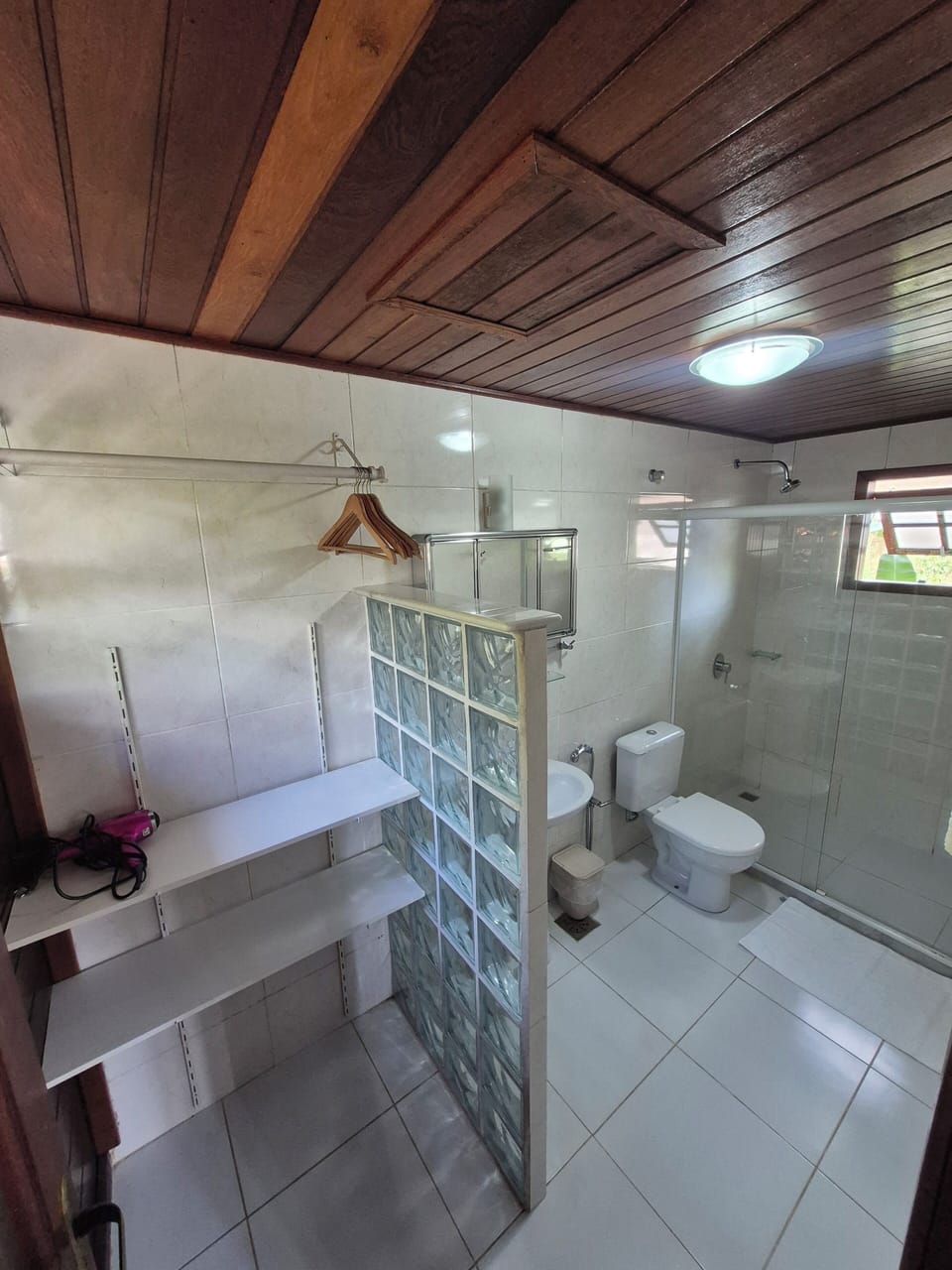 Deluxe Cabin | Bathroom | Shower, rainfall showerhead, designer toiletries, hair dryer