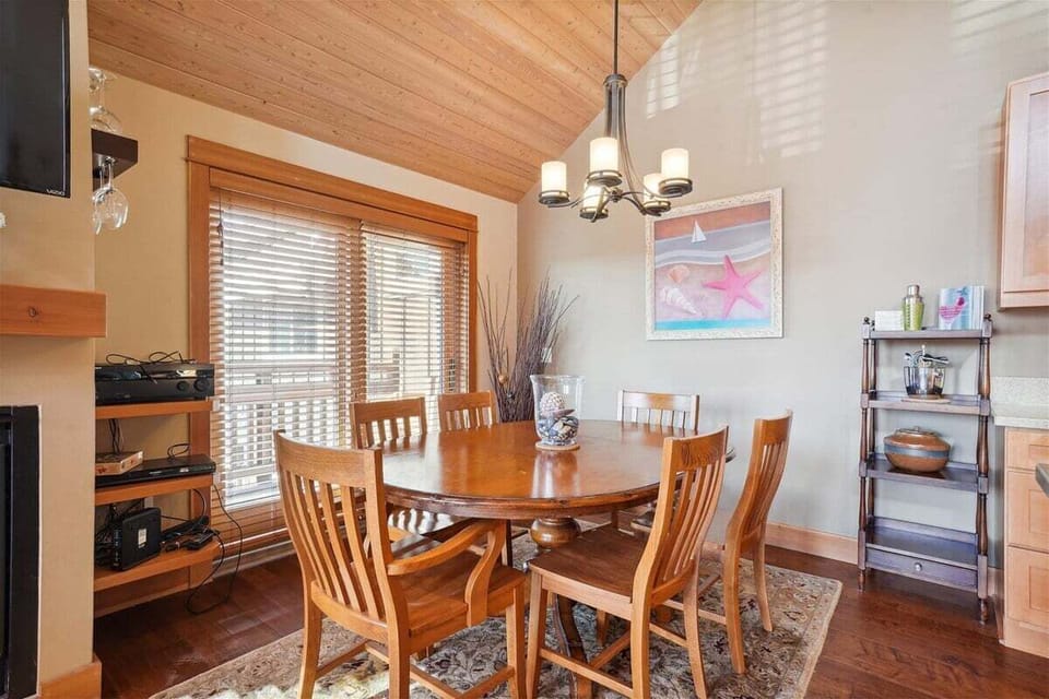 Dining Room at The Lodges D2