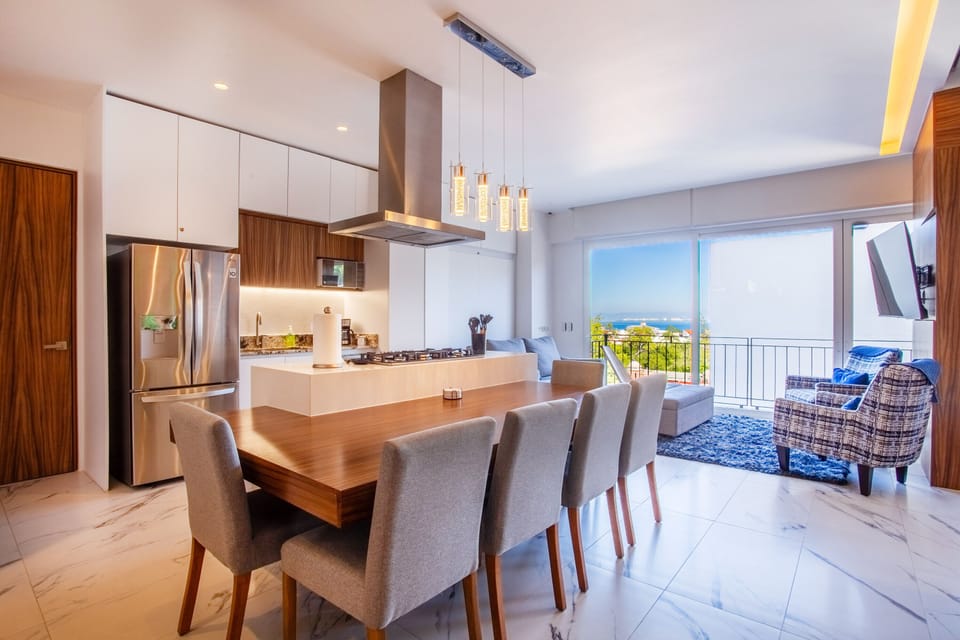 Open layout of the kitchen, dining / living areas