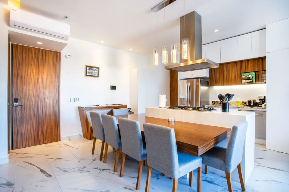 Fully-equipped kitchen and dining table for 6