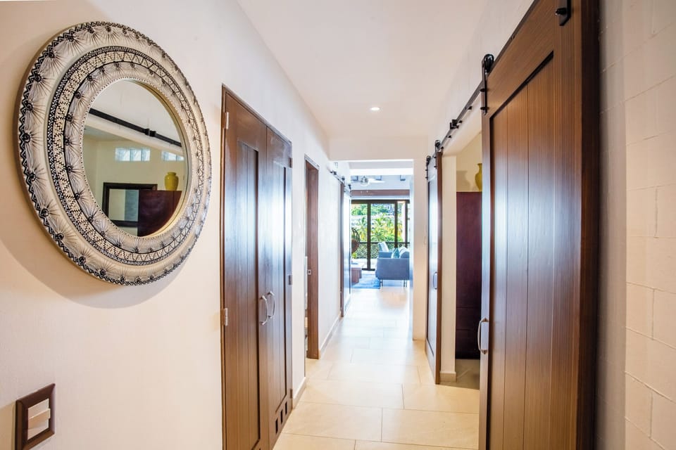 Entrance hall to the condo