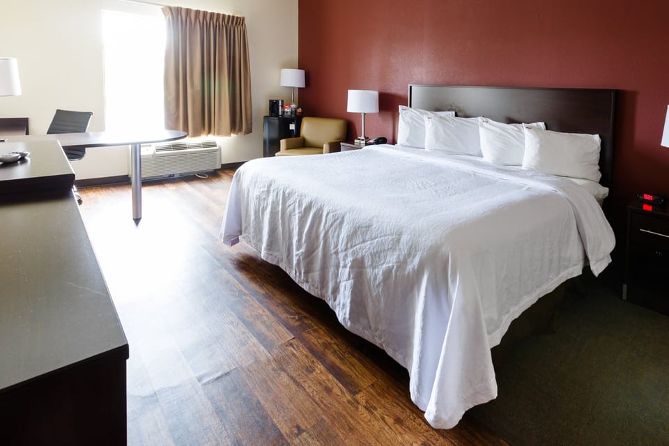Superior Room, 1 King Bed, Non Smoking | Iron/ironing board, free cribs/infant beds, free WiFi, bed sheets
