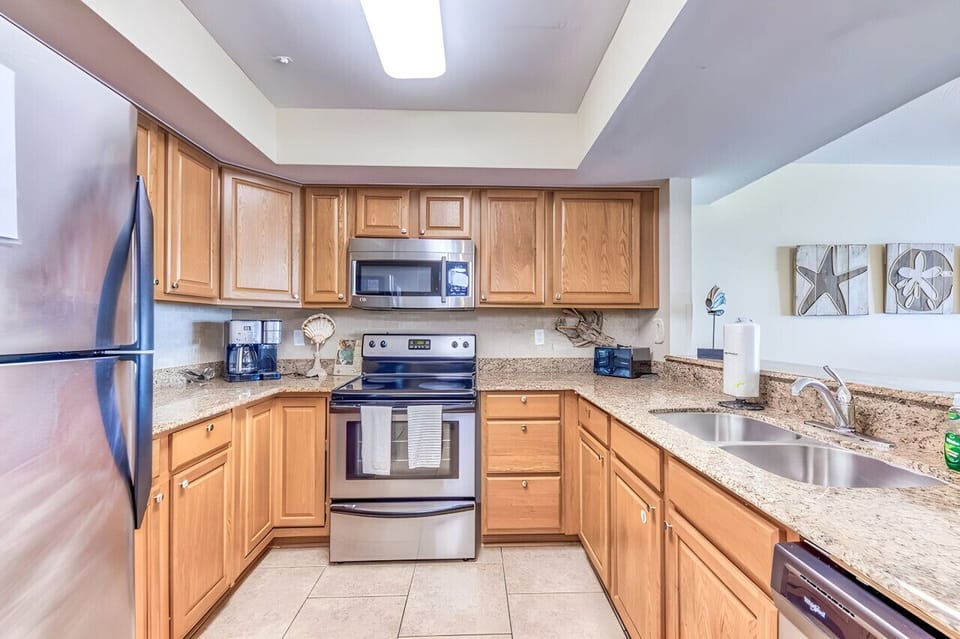 Full kitchen with plenty of amenities