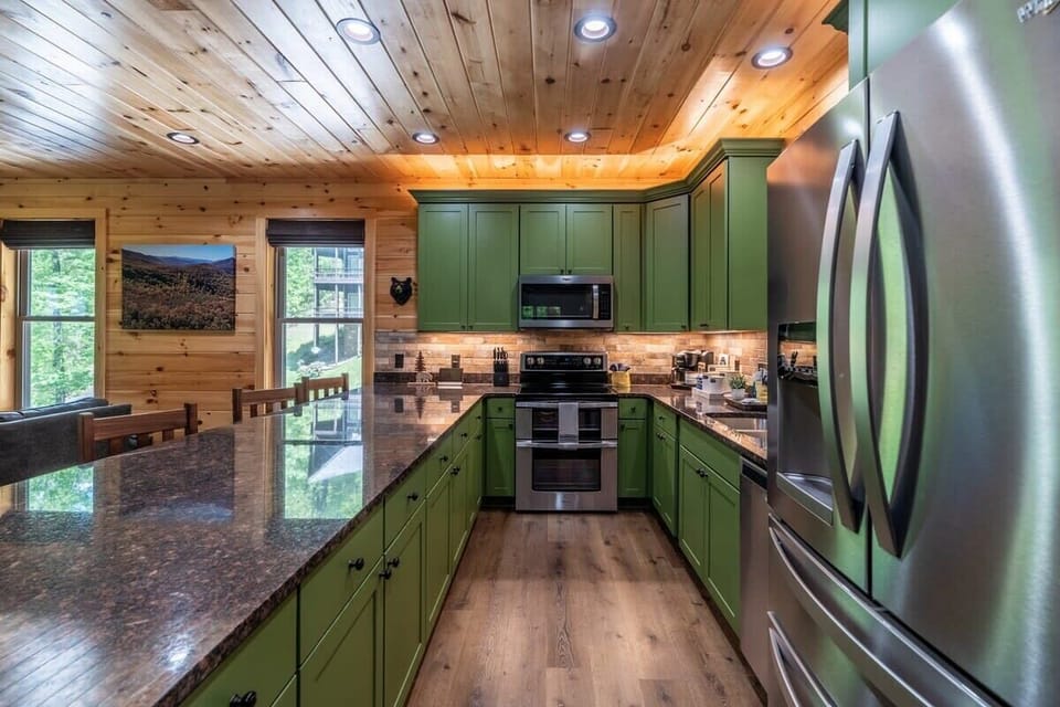 Fully equiped kitchen with lots of storage space