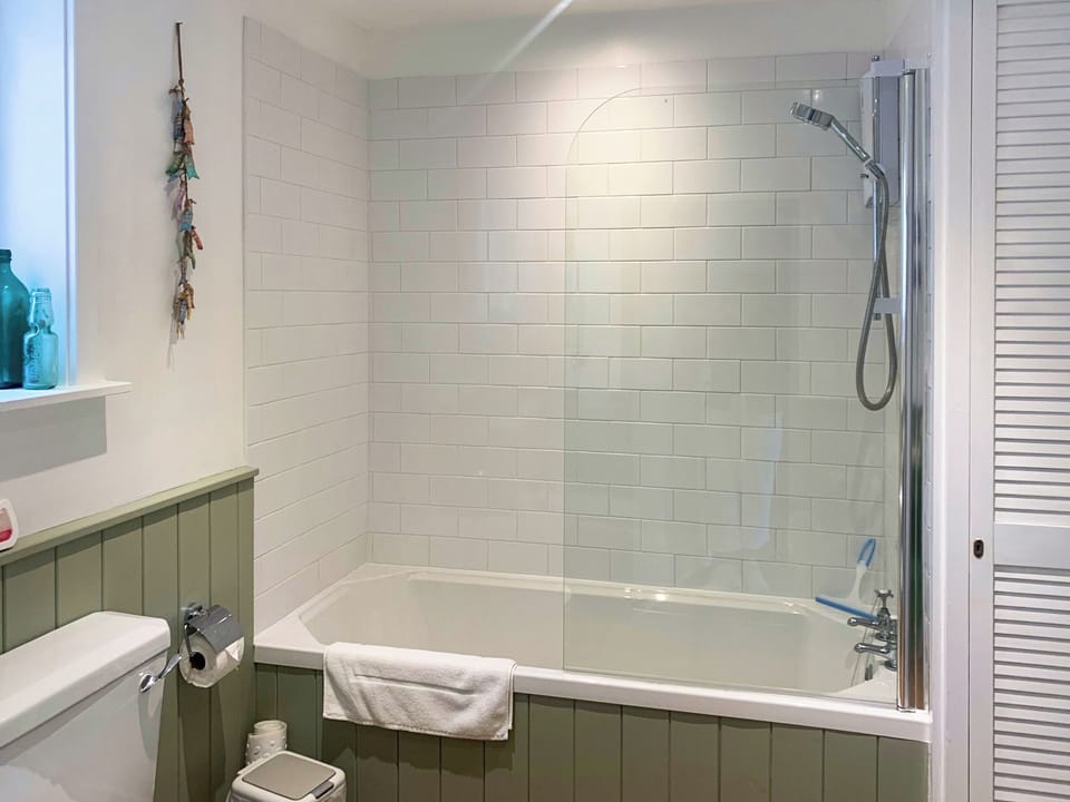 Bathroom | Sea Dog Cottage - White Horse Yard Cottages, Whitby