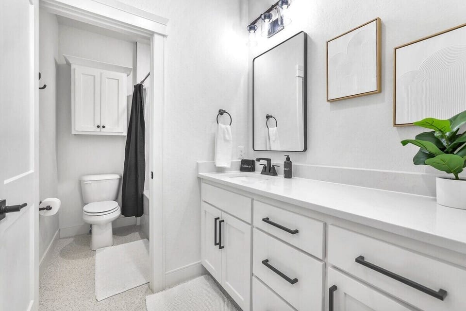 The full bathroom in the upstairs hallway.