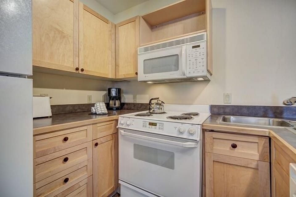Indoors, Microwave, Oven, Sink, Kitchen