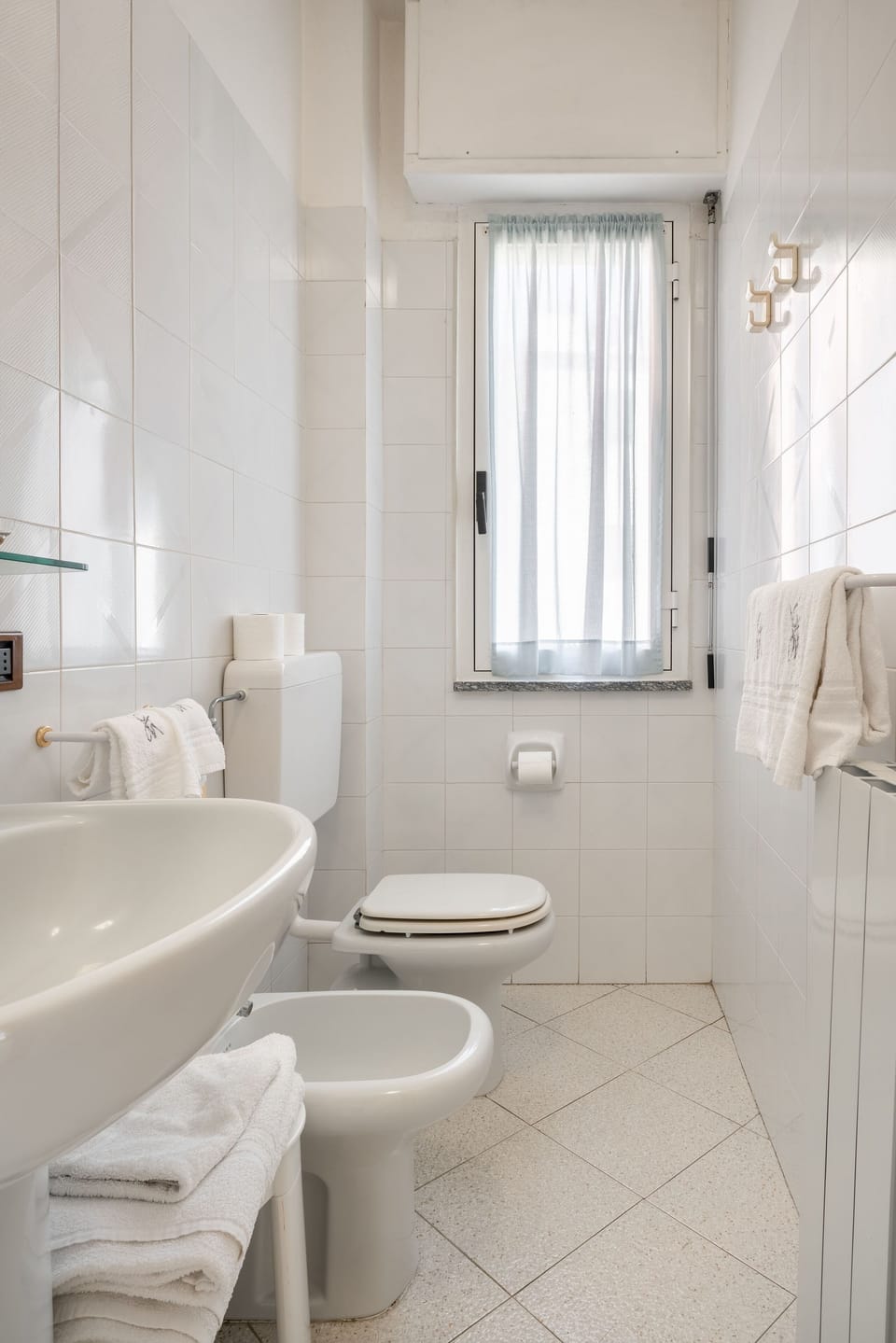 Shower, rainfall showerhead, free toiletries, hair dryer