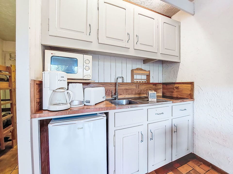 Kitchen, Major Appliance, Kitchen Appliance, Wood, Countertop, Cabinetry, Interior Design, Flooring, Furniture, Home Appliance