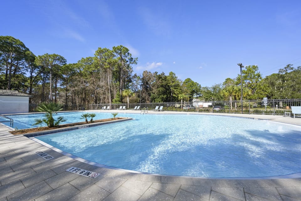 Zero entry resort pool, quick 4 min golf cart ride. HEATED year round 