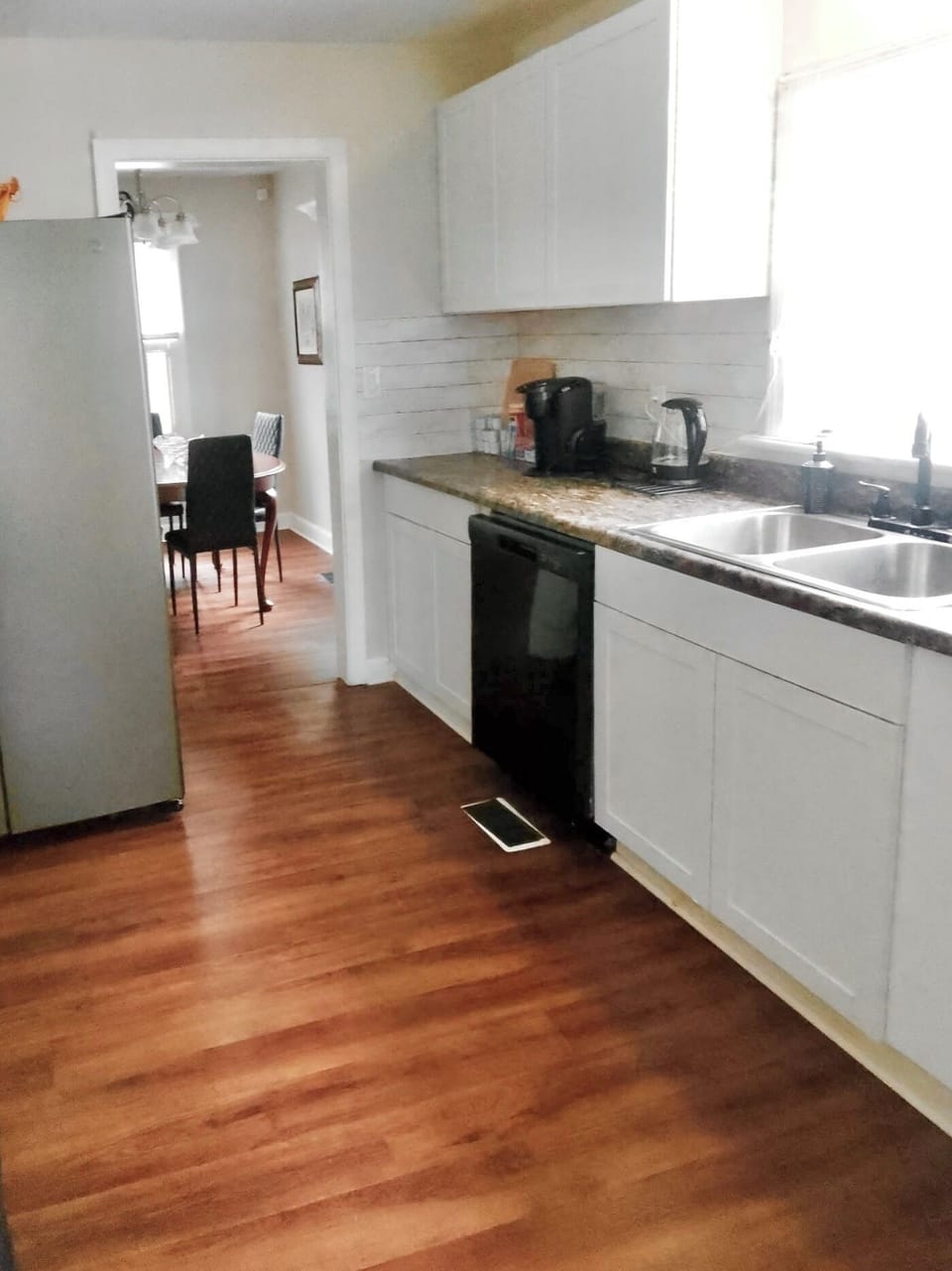 Kitchen has cooking and eating essentials and a combination drip and pod Keiurge