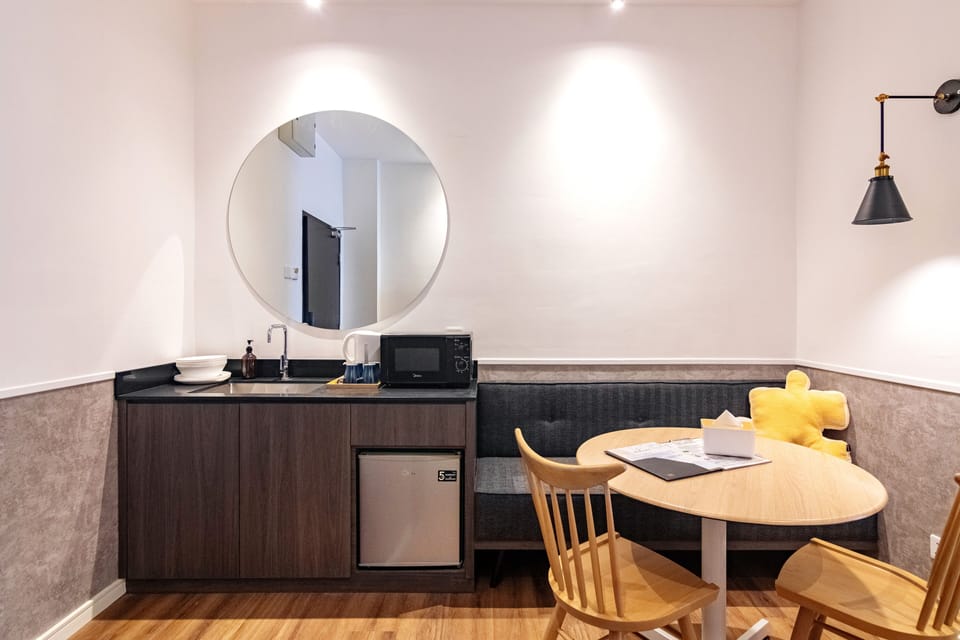Deluxe Triple Room | Desk, free WiFi, bed sheets