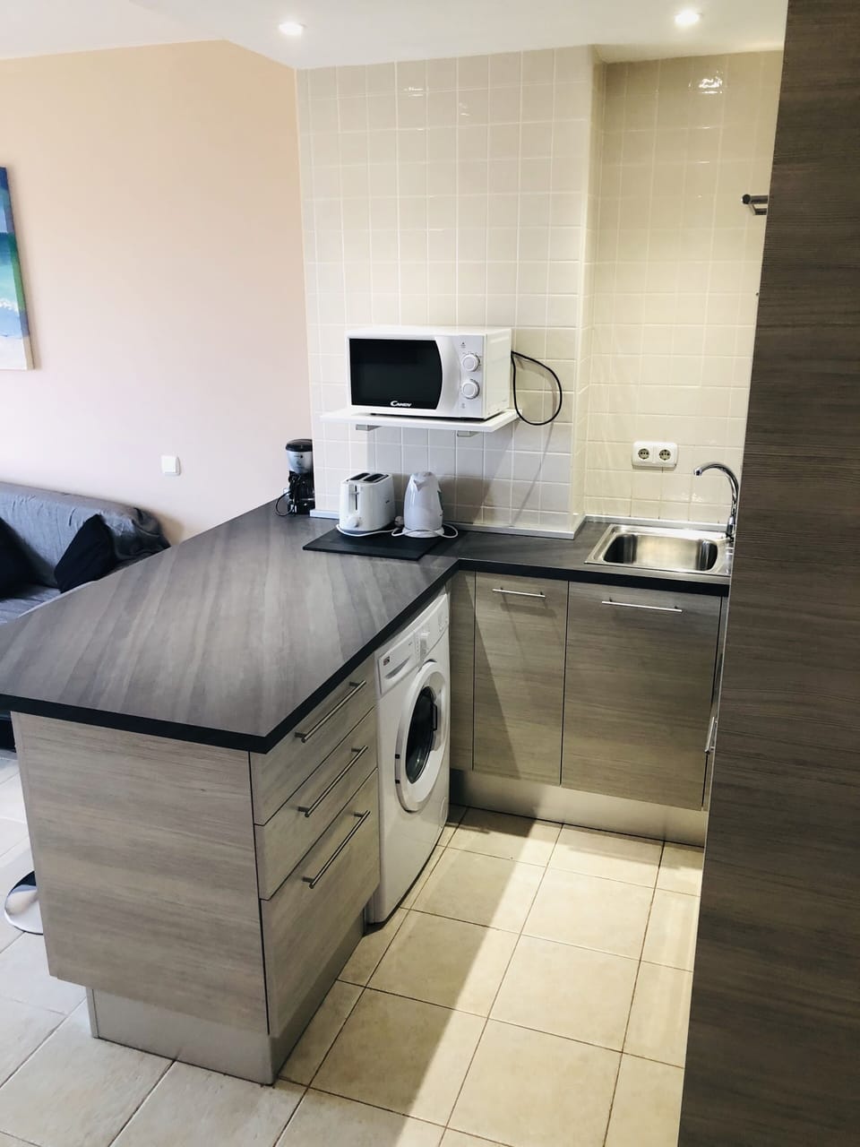 Fully equipped kitchen with breakfast bar and stools.