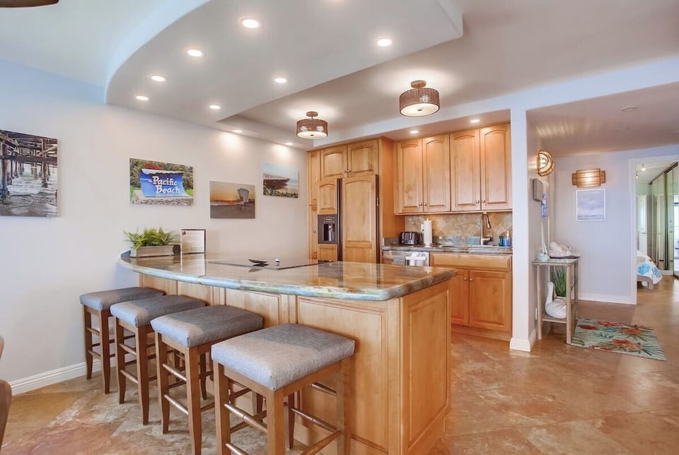 Fully equipped to cook at home! Breakfast bar will 4 stools