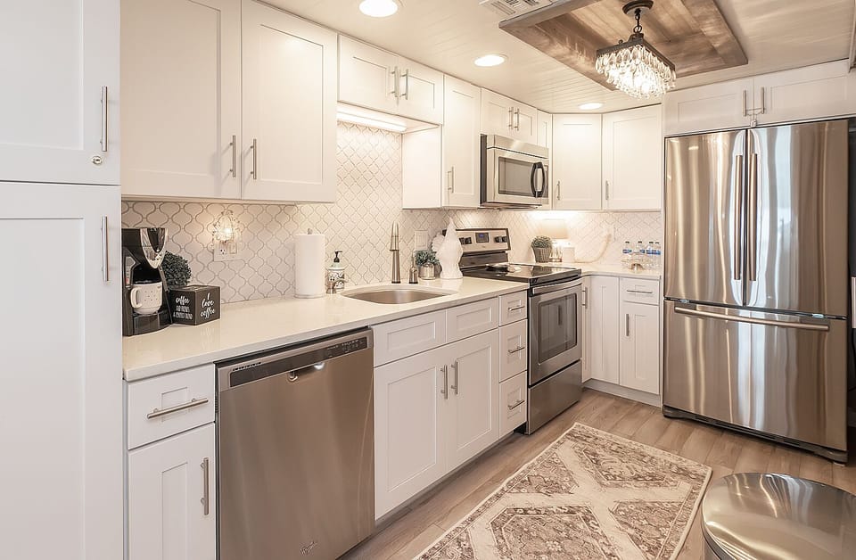 A closer view of our beautiful kitchen w/gorgeous chandelier recessed in ceiling