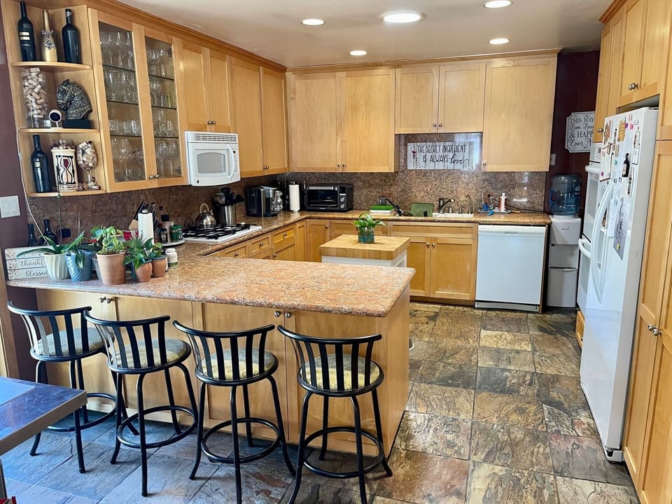 Full kitchen, refrigerator, oven, toaster oven, KUERIG, microwave and more