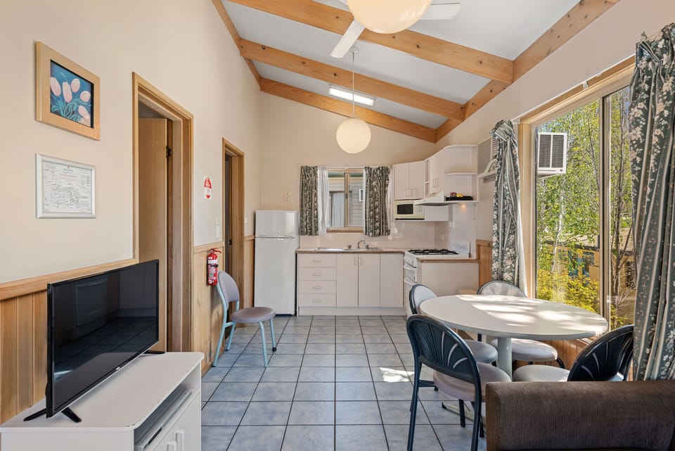 Superior 2 Bedroom Spa Cabin - Sleeps 6 | In-room dining