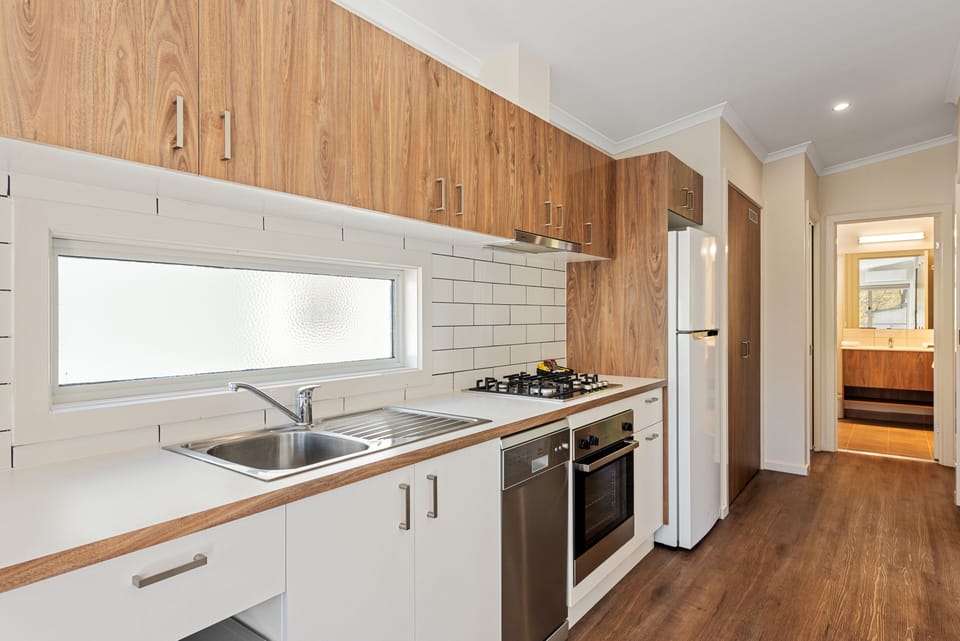 Deluxe 2 Bedroom Cabin - Fireplace | Private kitchen