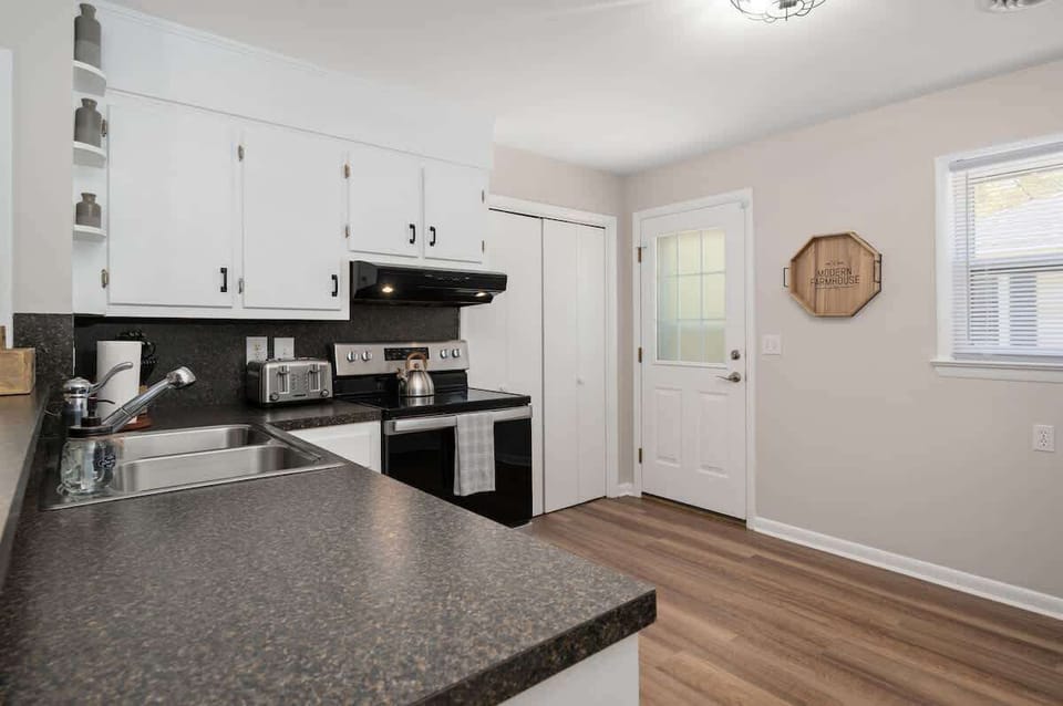 Our fully stocked kitchen comes with all the extras to make your stay even better—brew your morning coffee, pour some tea, blend up a smoothie, or throw dinner in the crockpot. We've got you covered!