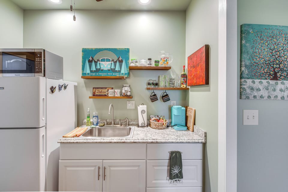 Kitchenette | Hot Plate | Toaster | Dishware & Flatware