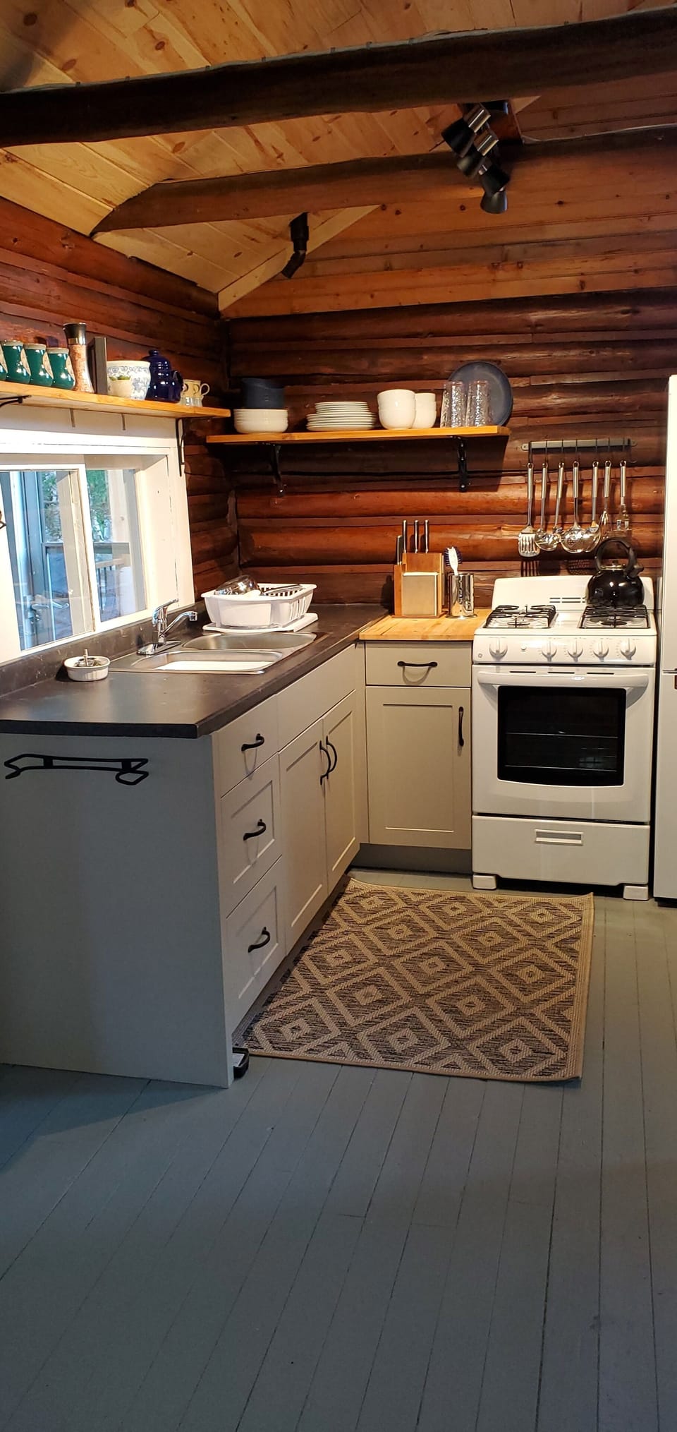 Cabin 5: Full equipped kitchen.
