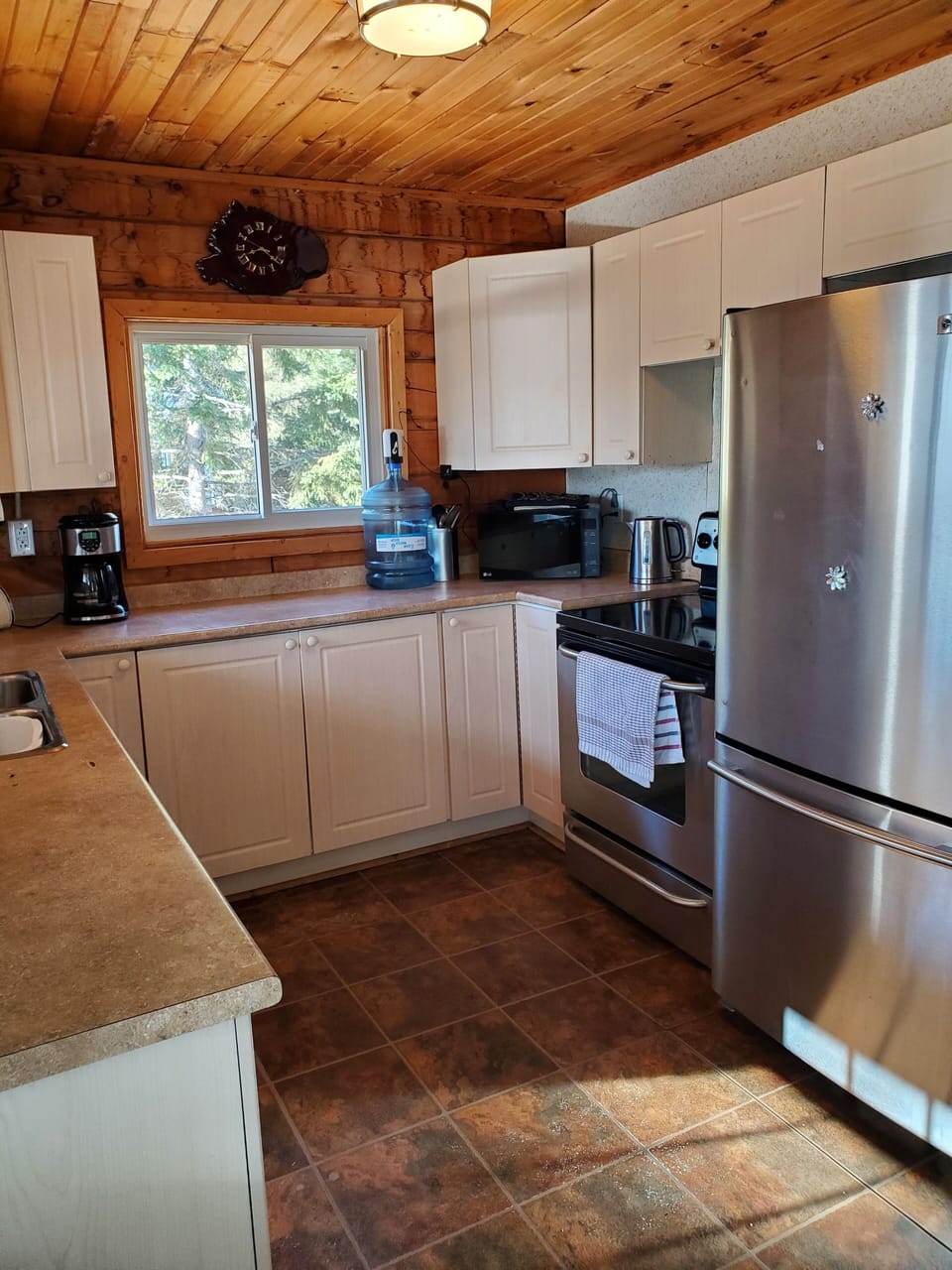 Main Cottage: Well equipped kitchen.