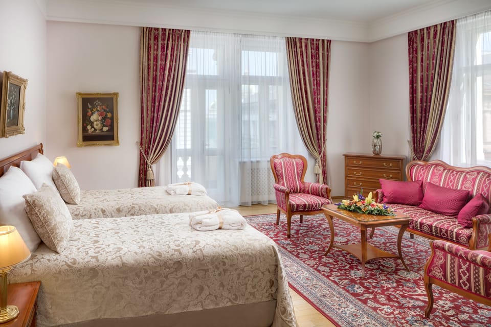 Junior Studio Suite | Tempur-Pedic beds, minibar, in-room safe, individually decorated