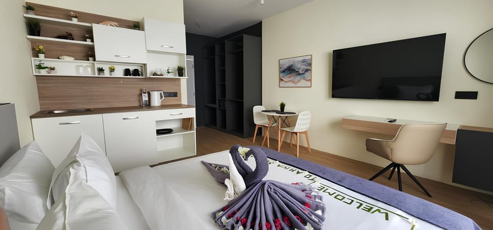 Luxury Room, 1 Bedroom | Premium bedding, free minibar, desk, laptop workspace
