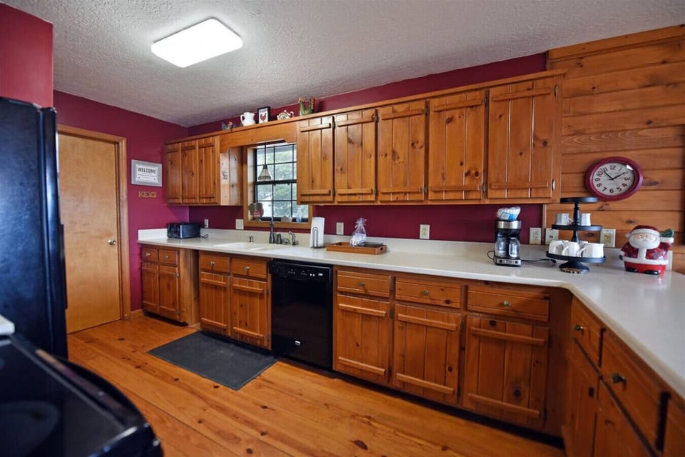 Pet Friendly Blairsville cabin rental with Amazing Views, Hot Tub, Pool Table, Wifi