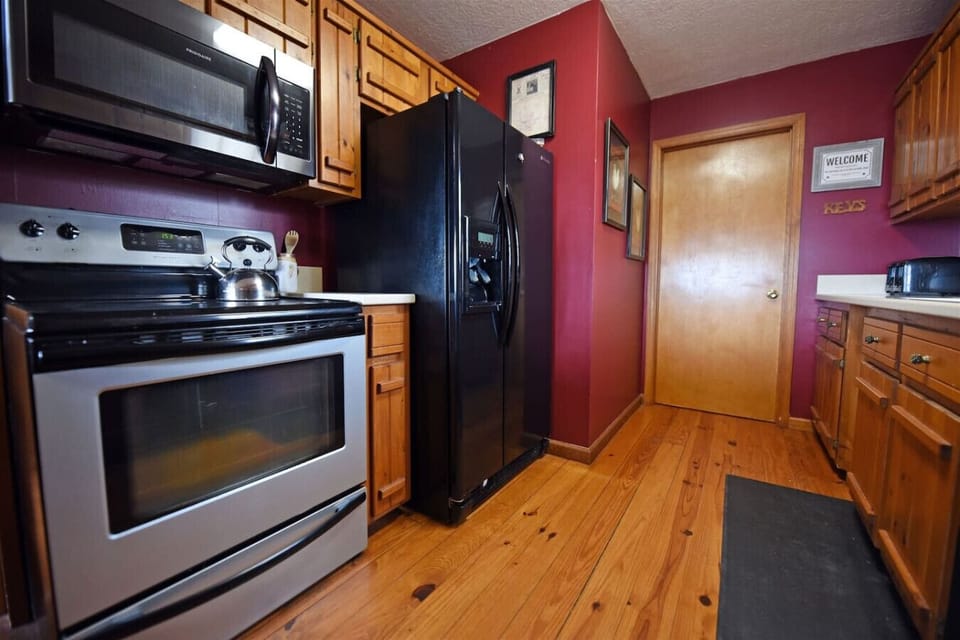 Pet Friendly Blairsville cabin rental with Amazing Views, Hot Tub, Pool Table, Wifi