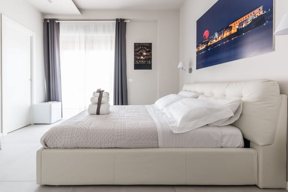 Deluxe Double Room, Balcony | Frette Italian sheets, premium bedding, down comforters, pillowtop beds