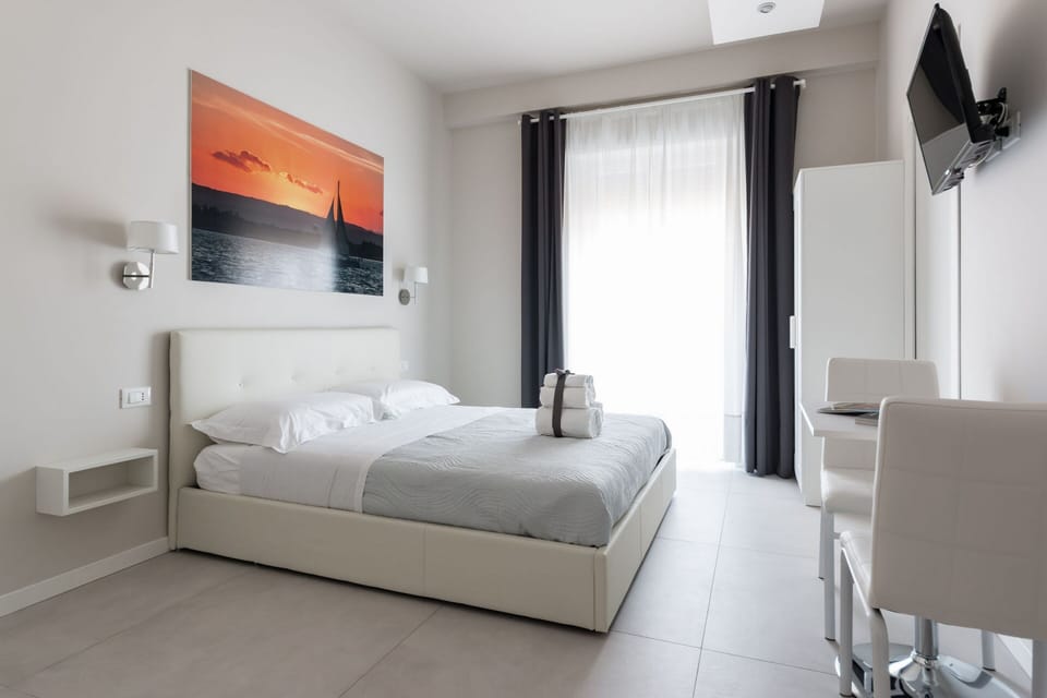 Deluxe Double Room, Balcony | Frette Italian sheets, premium bedding, down comforters, pillowtop beds