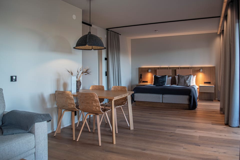 Family Room | Desk, free WiFi, bed sheets