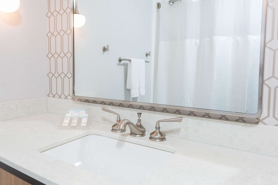 Combined shower/tub, free toiletries, hair dryer, towels