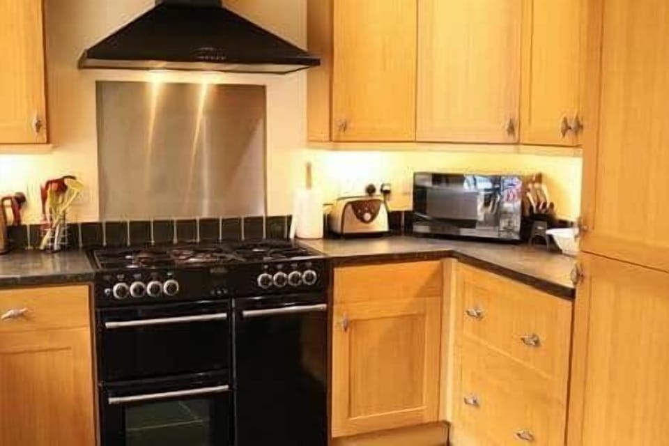 Fully Stocked Kitchen With Oven, Microwave And Toaster