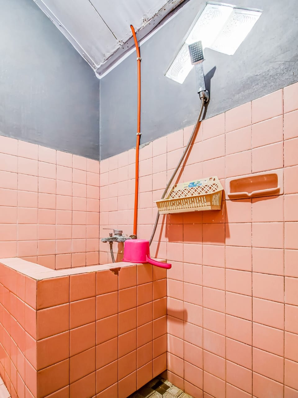 Deluxe Double Room | Bathroom | Shower, free toiletries, towels