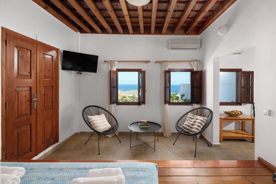 Traditional Suite with Terrace and Sea View | Living area | TV