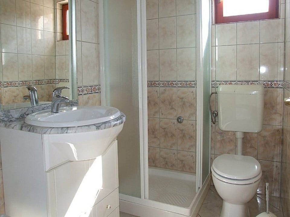 Double Room (Superior Double Room with Balcony and) | Bathroom | Shower, towels
