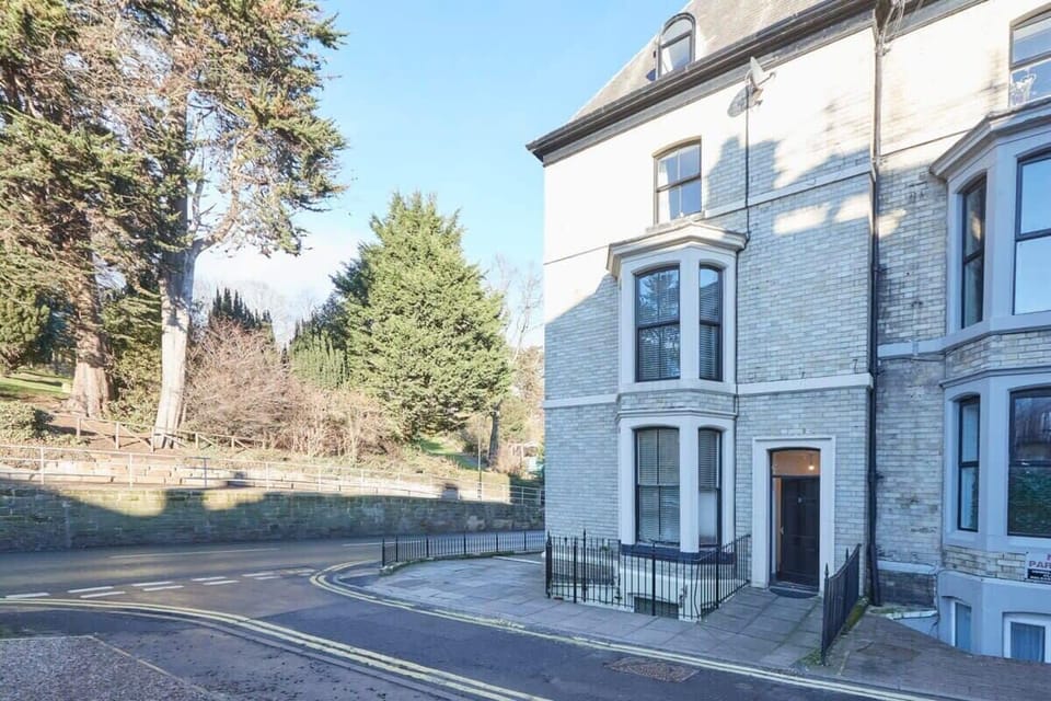 Sandpiper Apartment, Whitby - Host & Stay