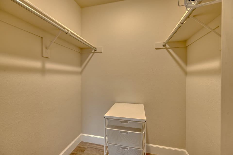 K0324 - Walk-in Closet