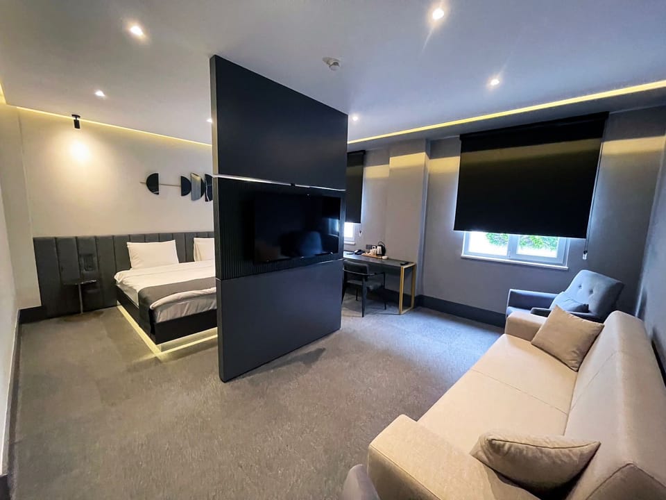Junior Studio Suite | Egyptian cotton sheets, premium bedding, memory foam beds, minibar