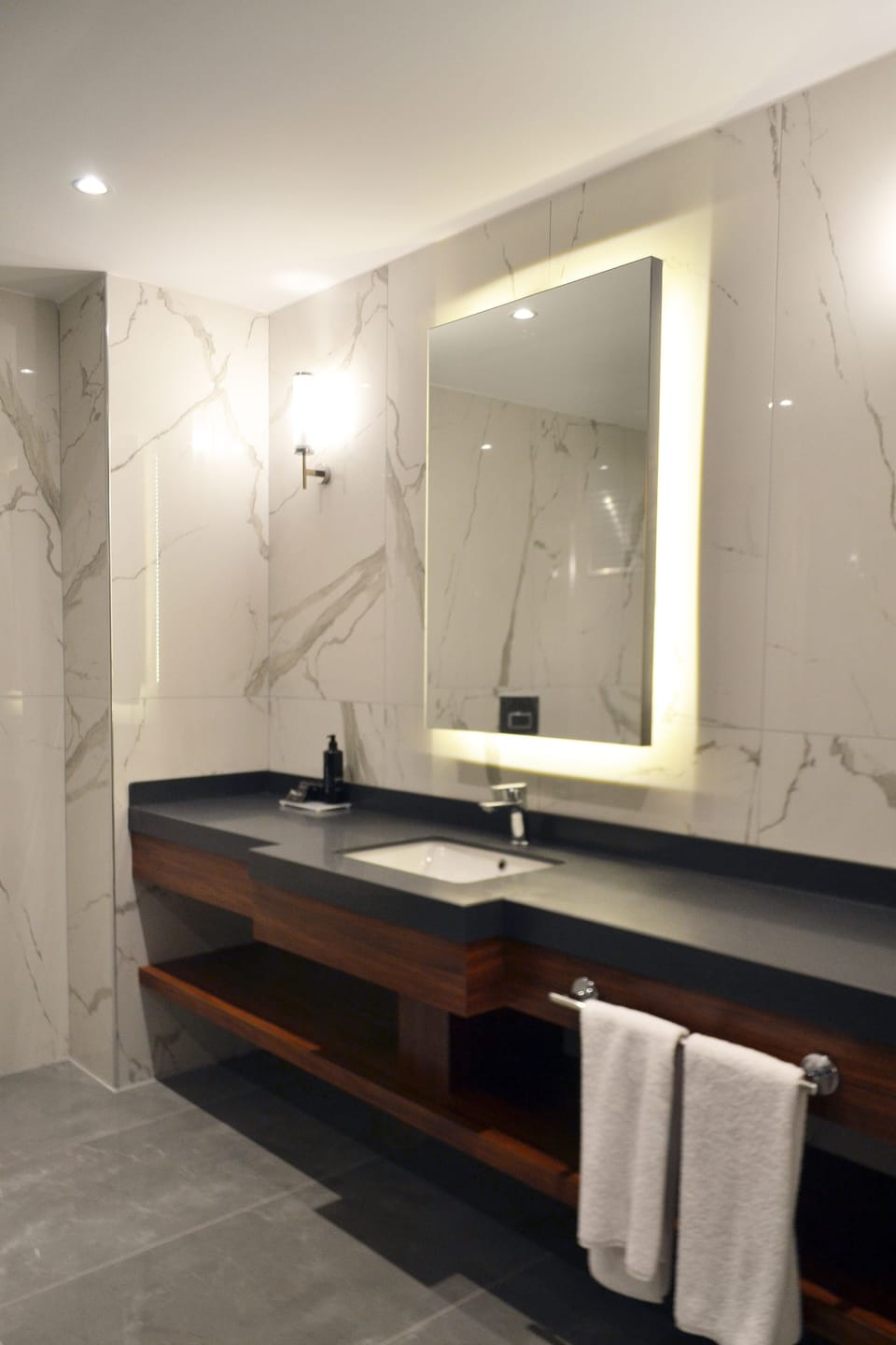 Junior Studio Suite | Bathroom | Rainfall showerhead, free toiletries, hair dryer, slippers