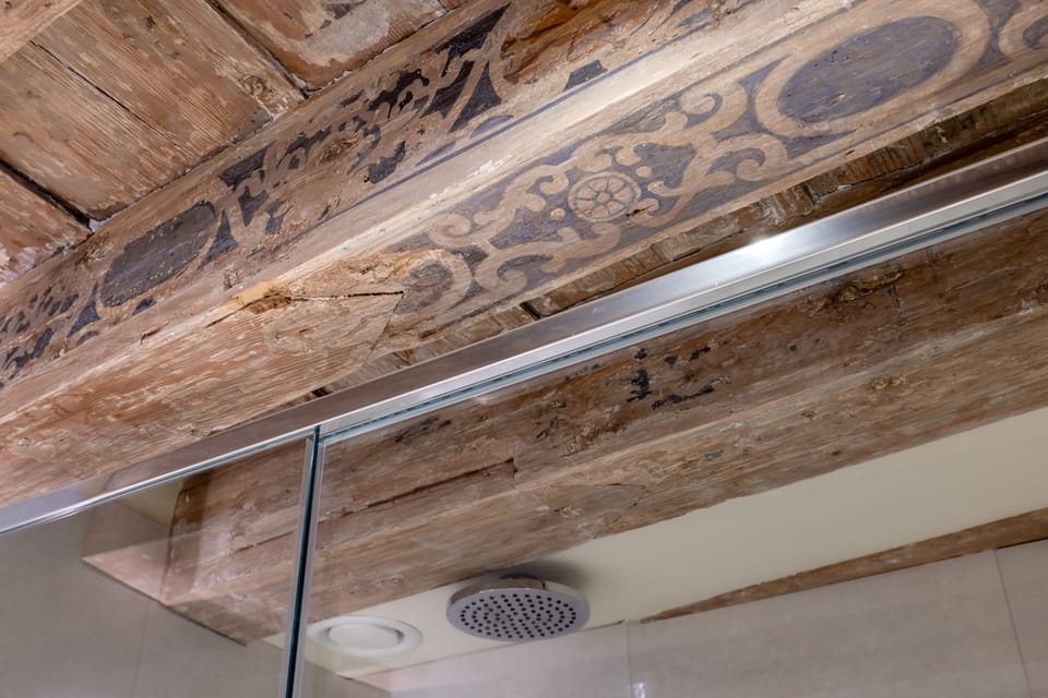 JUNIOR SUITE PARUTA | Bathroom | Shower, rainfall showerhead, free toiletries, hair dryer